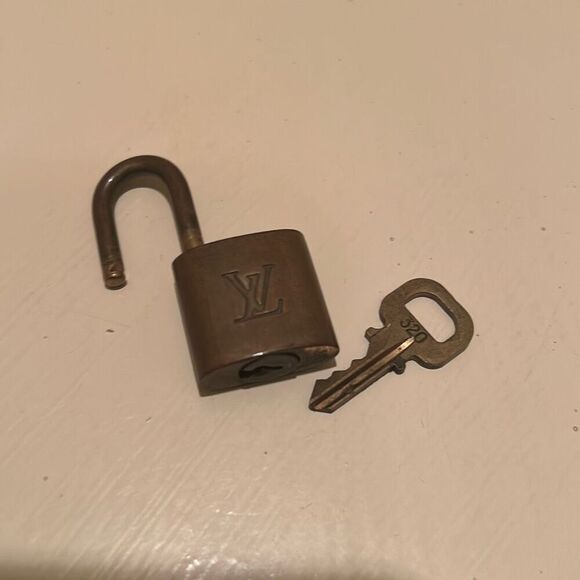 Louis Vuitton Paris Women's Padlock Lock & Key Gold Brass #320 Authentic LV - Picture 4 of 8